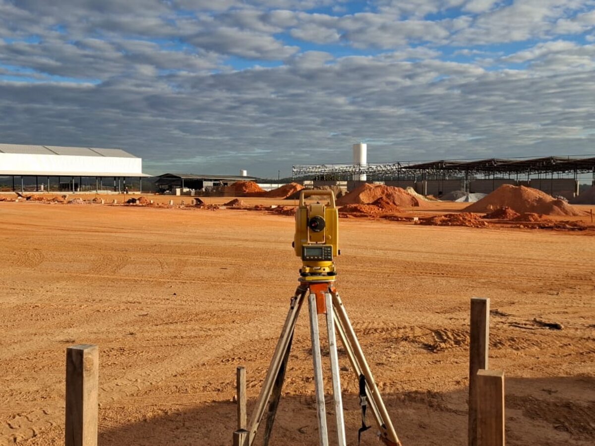 Estação total em canteiro de obras